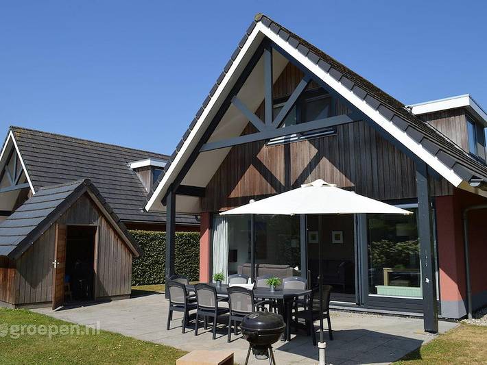 Ferienhaus für 8 Personen, mit Balkon/Terrasse und Terrasse sowie Garten und Sauna