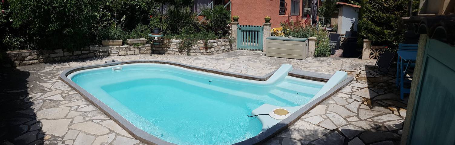 Gîte pour 2 personnes, avec balcon ainsi que jardin et piscine à Aniane