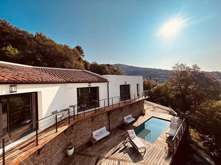 Location de vacances pour 6 personnes, avec vue ainsi que piscine et terrasse à Ampus