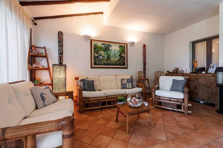 Ein Pinienwald am Meer, einen Steinwurf von Forte Village entfernt in Santa Margherita di Pula, Pula und Umgebung