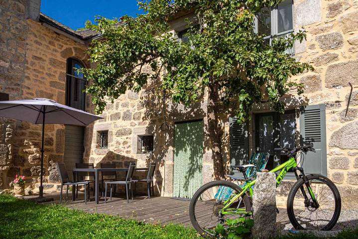 Gîte pour 6 personnes, avec Terrasse et Vue à Saint-Pierre-le-Vieux (Lozère)