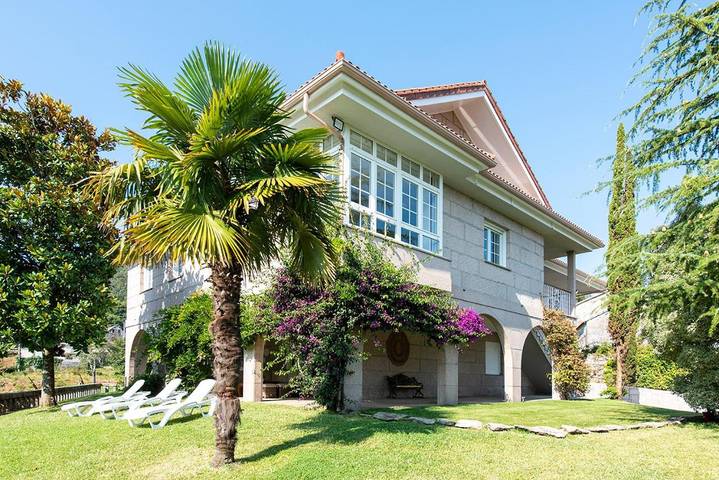 Casa de vacaciones para 16 personas, con Balcón y Jacuzzi además de Terraza y Jardín en Gondomar