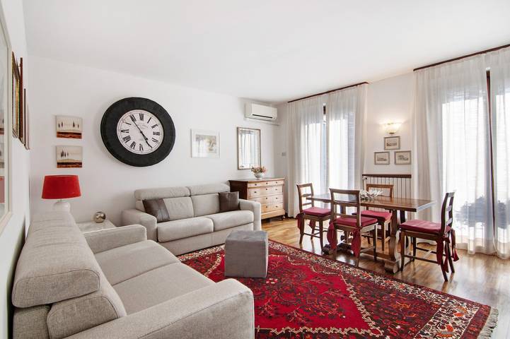 Apartamento inteiro, Apartamento 'Bossi View' com vista para a montanha, acesso Wi-Fi e ar condicionado in Chiavenna, Valtellina