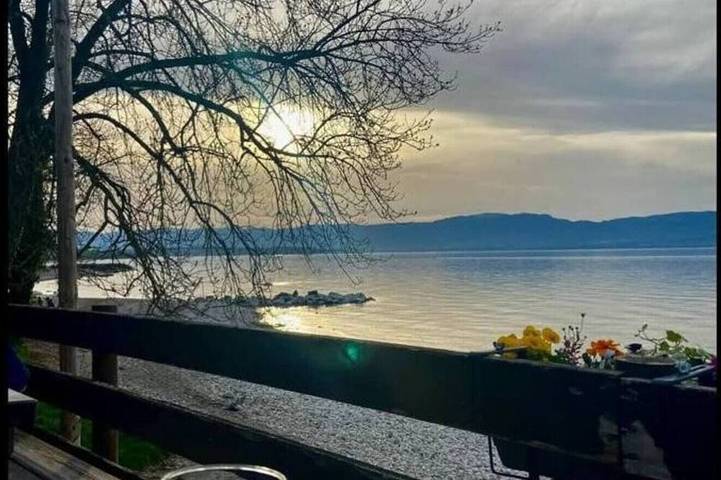 Appartement entier, Appartement tout confort pieds dans l'eau avec vue imprenable , pause nature in Anthy-sur-Léman, Région de Thonon-les-Bains