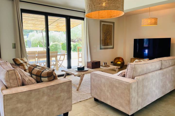 Location de vacances pour 10 personnes, avec terrasse ainsi que jardin et piscine, adapté aux familles à Eygalières - 4