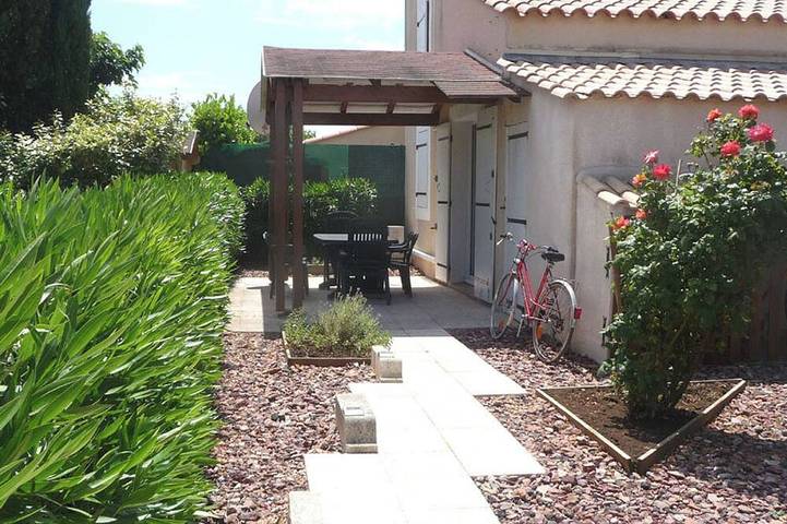 Location de vacances pour 4 personnes, avec terrasse ainsi que jardin et piscine à Vic-la-Gardiole