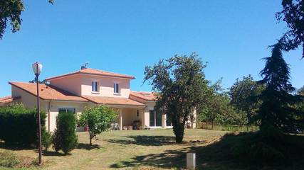 Gîte pour 8 personnes, avec terrasse et jacuzzi ainsi que jardin et piscine à Arnac-la-Poste