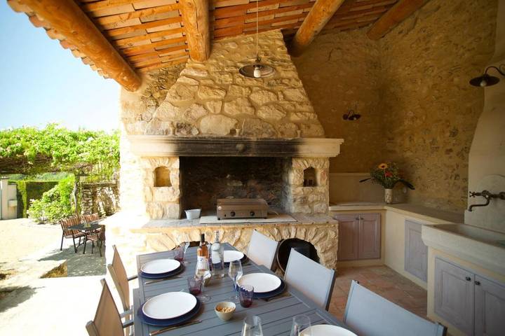 Location de vacances pour 4 personnes, avec vue ainsi que piscine et jardin, adapté aux familles à Blauvac - 3