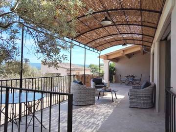 Gîte pour 4 personnes, avec piscine ainsi que terrasse et vue à Joucas