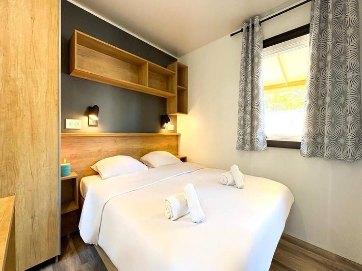 Bungalow pour 5 personnes, avec jacuzzi ainsi que piscine et jardin, animaux acceptés en Corse-du-Sud