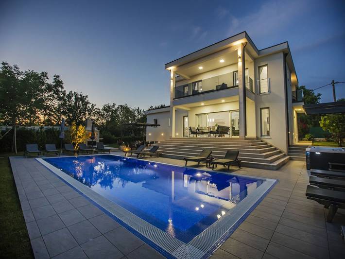 Villa mit pool für 12 Personen, mit Balkon und Terrasse sowie Garten und Pool in Dalmatien