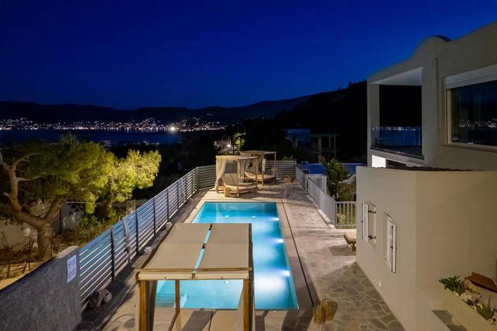 Ferienwohnung für 5 Personen, mit Balkon und Terrasse sowie Garten und Pool