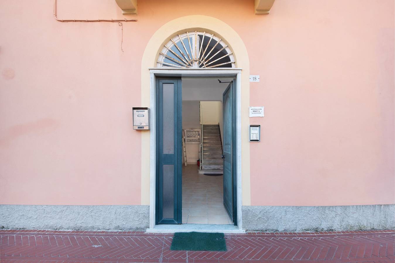 Room 'Girasole' with Wi-Fi and Air Conditioning in Levanto, Levanto Kommune