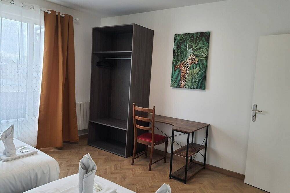 Entire apartment, 1 Bedroom unit in front of Le Bourget Airport in Le Blanc-Mesnil, Seine-Saint-Denis