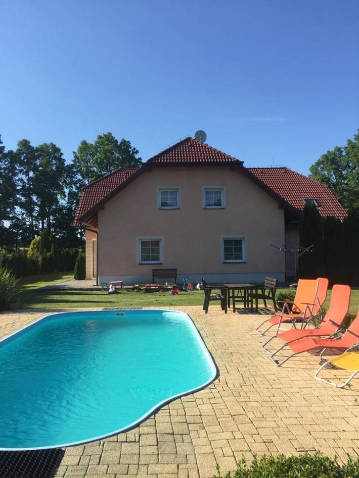 Gîte pour 4 personnes, avec terrasse et jardin ainsi que piscine et vue, animaux acceptés à Libín
