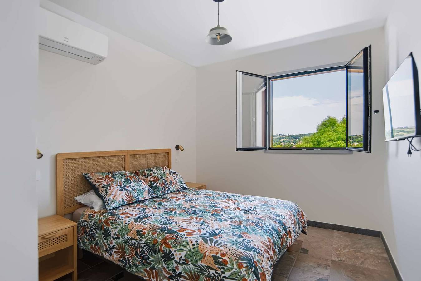Entire apartment, Bel appartement rénové avec vue imprenable sur les montagnes in Saint-Pée-sur-Nivelle, Bayonne region