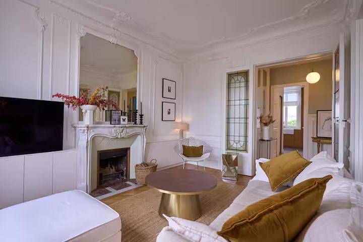 Appartement entier, Grand appartement Haussmannien à 12 min de Paris - chic spacious classic Parisian apartment in Enghien-les-Bains, Val-d'Oise