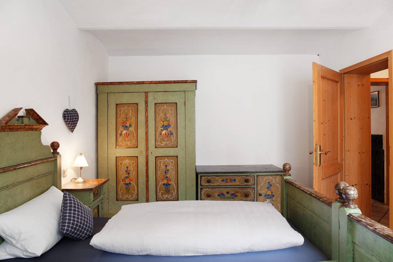 Entire apartment, Apartment 'Zum Schnitzer Franzl' with Mountain View and Wi-Fi in Garmisch-Partenkirchen, Bavarian Alps