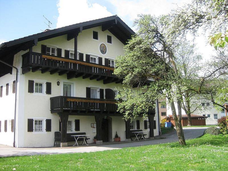 Pension Lex - geräumiges Dreibettzimmer im bayerischen Stil in Bad Reichenhall, Berchtesgadener Alpen