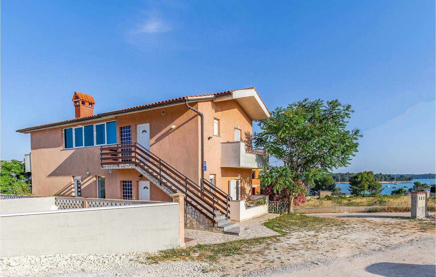 Ganze Ferienwohnung, Gemütliche 75 m² große Wohnung mit Meerblick, Terrasse und Parkplatz in der Nähe des Strandes Bijeca in Pula-Medulin, Pomer