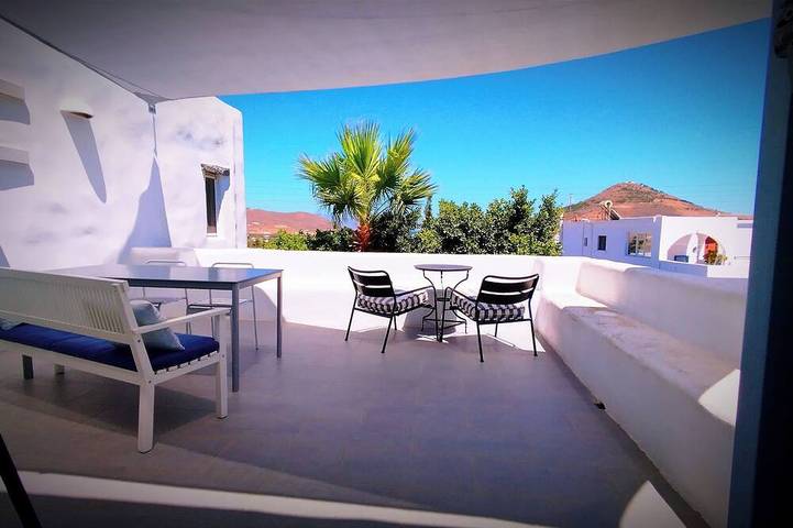 Vacation rental for 2 people, with yard and balcony in Paros