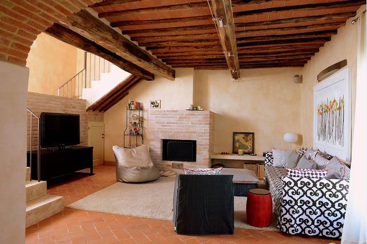 Casolare in borgo con piscina, giardino e vista panoramica sulle colline senesi in Asciano, Siena e dintorni
