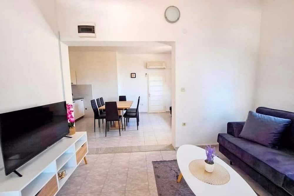 Ganze Wohnung, 2-Zimmer-Ferienwohnung mit Terrasse und Meerblick Medici, Omis in Mimice, Split-Dalmatien