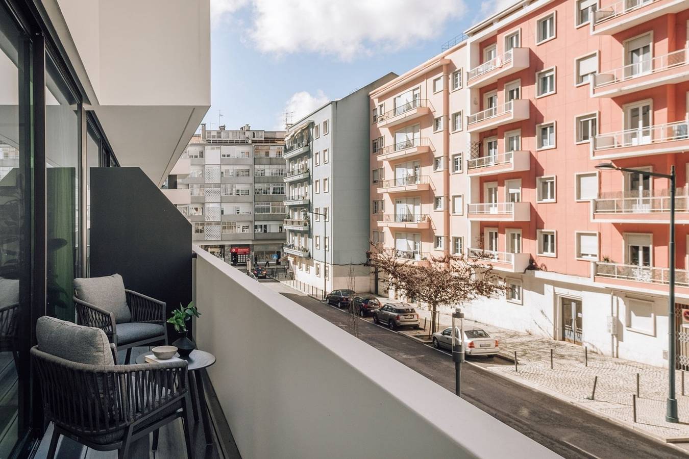 Entire apartment, Avencas - 2 bedrooms and shared pool in Campolide in Lisbon, Costa de Lisboa