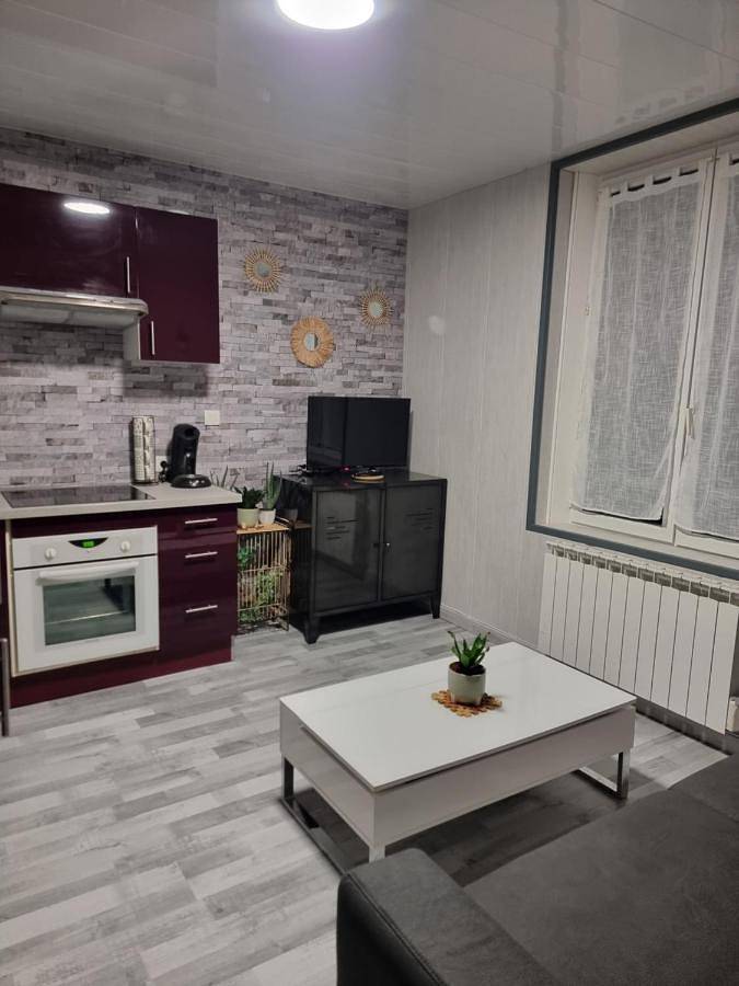 Appartement entier, Studio Quai 1 Voie A parking gratuit in Bétheniville, Marne