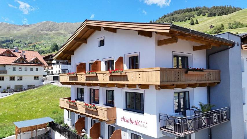 Pension voor 3 personen, with Balkon and Terras as well as Sauna and Uitzicht in Serfaus