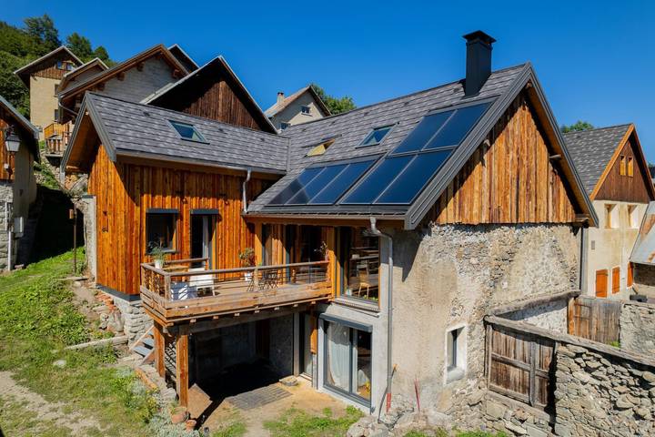 Gîte pour 12 personnes, avec balcon/terrasse et terrasse à Montricher-Albanne
