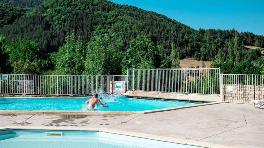 Gîte pour 9 personnes, avec piscine et jardin à La Canourgue