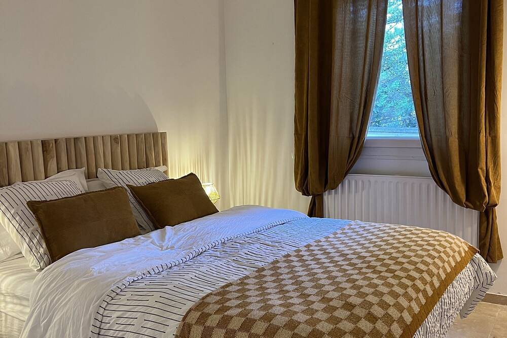 Magnificent 10-person villa with lagoon pool and panoramic view. in Saint-Quentin-la-Poterie, Nimes region