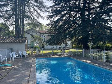 Gîte pour 3 personnes, avec terrasse ainsi que jardin et piscine à Laroque (Hérault)