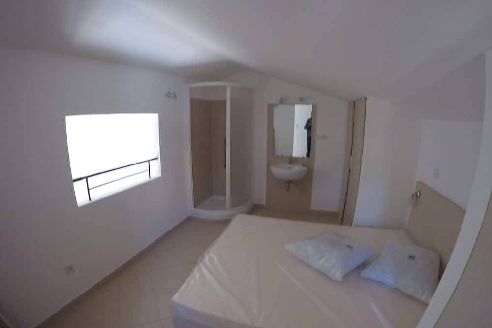 Air-conditioned Duplex, ideally located for exploring Corsica, beach 200 m in Losari, Belgodère