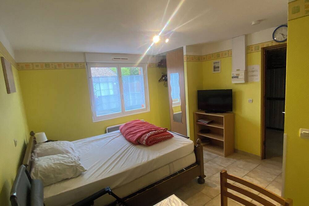 Entire apartment, Ground-floor studio 2.5 kilometers from town center in Saint-Amand-les-Eaux, Valenciennes region