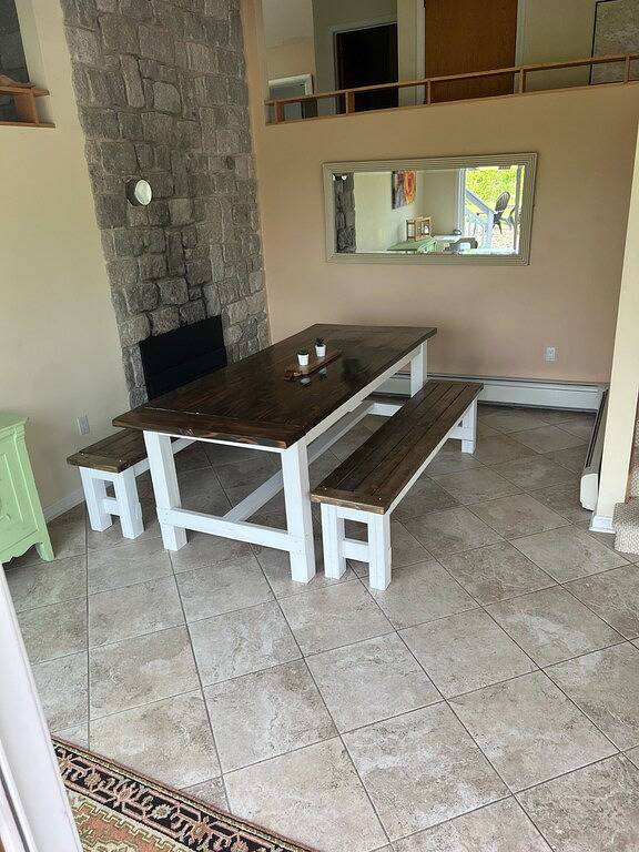 Glass House Getaway- 3 Minutes to Gunstock & Pet Friendly! in Gilford, Lake Winnipesaukee