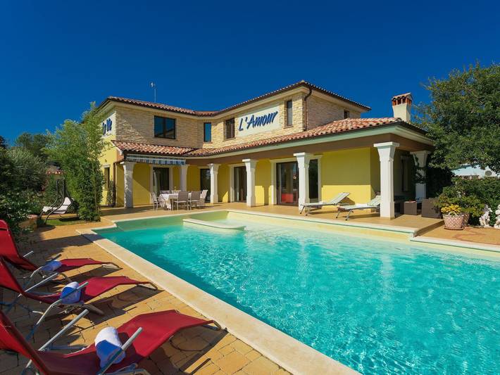 Location de vacances pour 8 personnes, avec piscine et jardin ainsi que jacuzzi et terrasse à Vodnjan