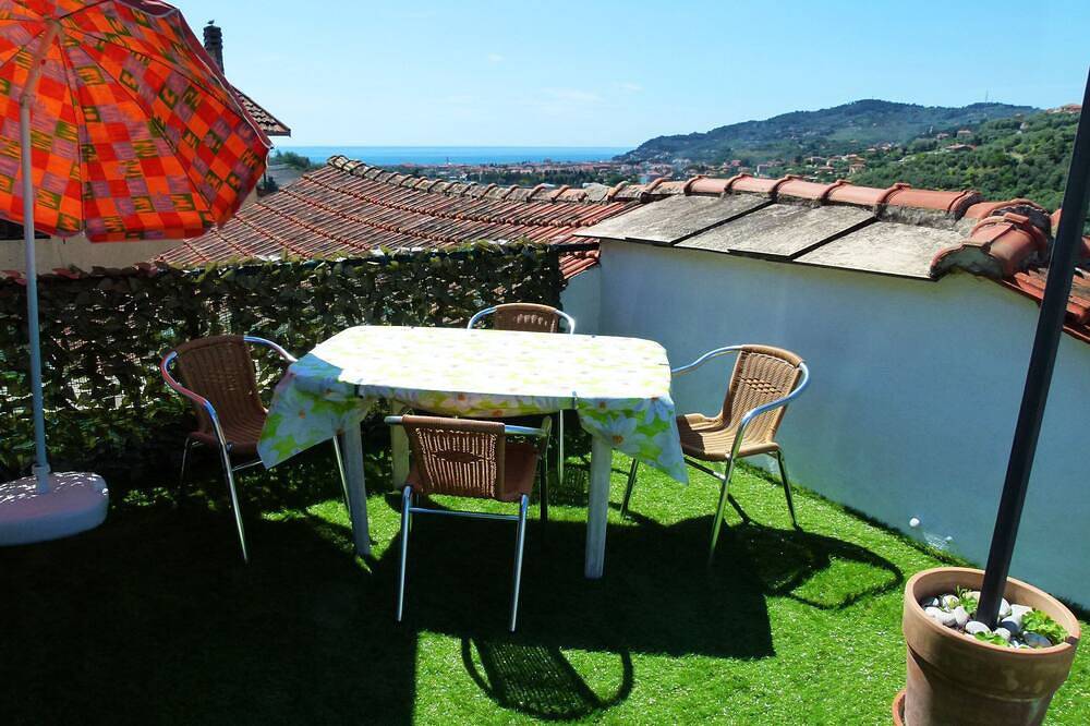 Casa Olivo - Blick auf das Meer und das mittelalterliche Castello in Diano San Pietro, Riviera di Ponente