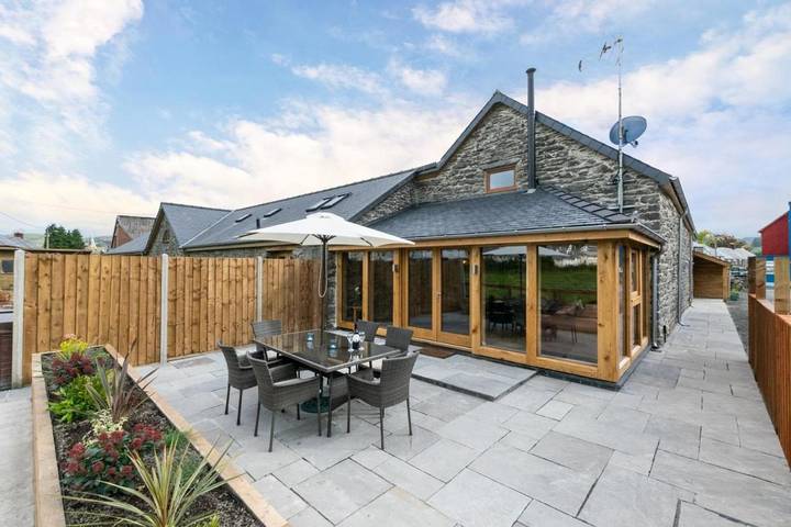 Log cabin for 6 people, with Garden in Bala