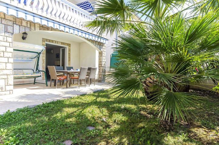 Ferienwohnung für 6 Personen, mit Terrasse und Ausblick in Vodice