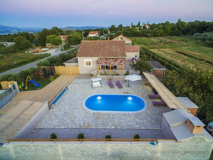 Vacation rental for 6 people, with balcony/terrace and pool, kid friendly in Zadar
