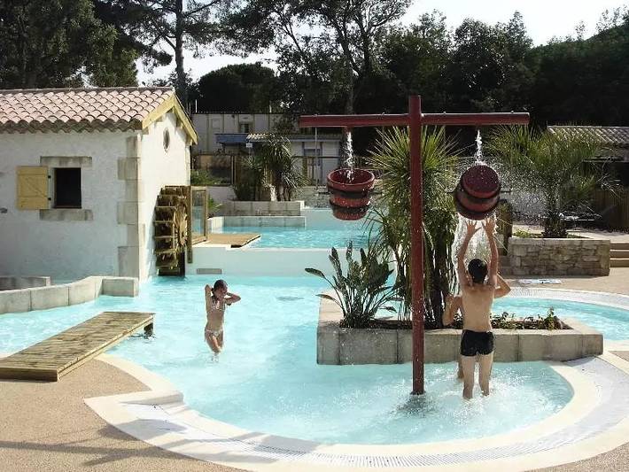 Appartement entier, Roulotte 21m² / 1 chambre - Terrasse 3m² 3 personnes in Cavalaire-sur-Mer, Parc national de Port-Cros