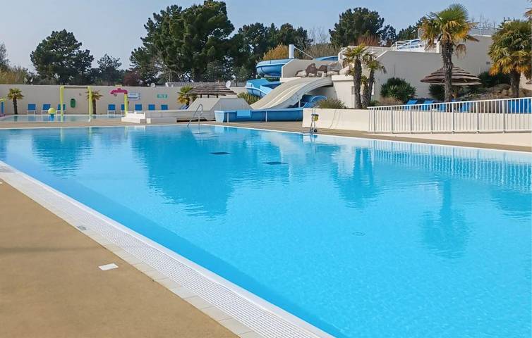 Camping pour 8 personnes, avec jardin ainsi que piscine et terrasse