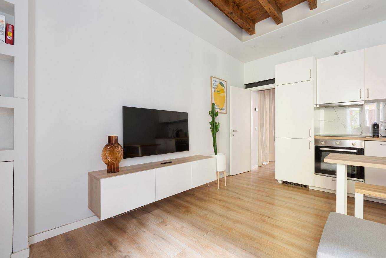 Entire apartment, Bright Apartment 450m from "Pasteur" M1 in Milan, Milan Province
