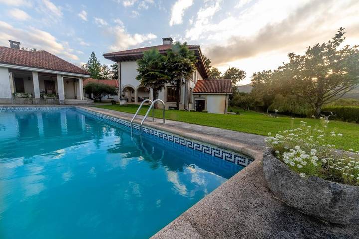 Casa rural para 18 personas, con Balcón y Terraza además de Jardín y Piscina en Ampuero 