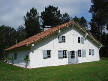 Gîte pour 9 personnes, avec jardin et terrasse, animaux acceptés à Luglon