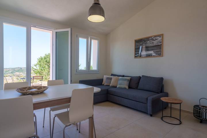 Appartamento intero, Appartamento 'Sughereto 1' con vista mare, Wi-Fi e aria condizionata in Aglientu, Gallura