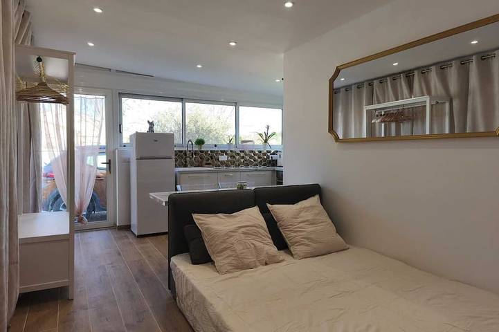 Gîte pour 3 personnes, avec terrasse, animaux acceptés à La Motte-d'Aigues - 2