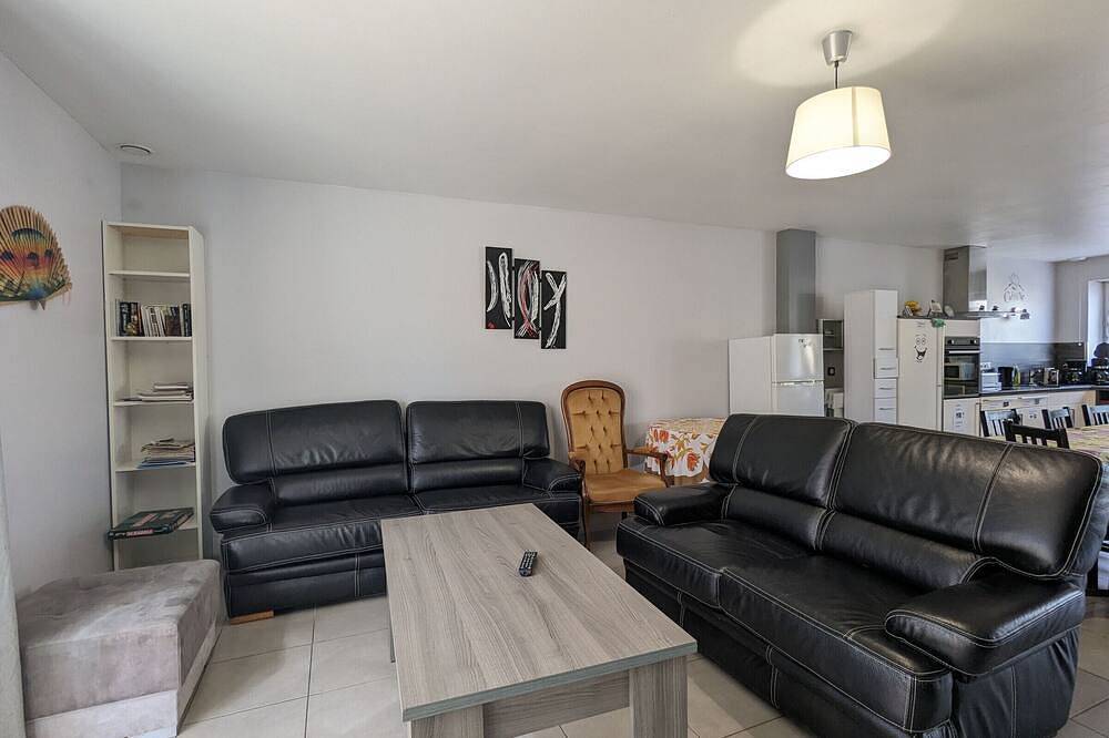 Chambre confortable avec salle d'eau privative, cuisine et salon communs, petit-déjeuner inclus. in Neuvy-Saint-Sépulchre, Région de La Châtre
